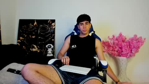 andy_wood1 online show from April 8, 4:51 pm