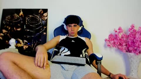 andy_wood1 online show from April 11, 6:56 pm