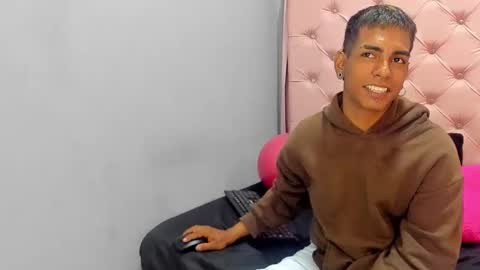 andyclouds21 online show from October 12, 3:44 pm