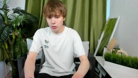 Snapshot of andyjey_ chatting on June 3, 1:25 pm Mandy and Andy online show from June 3, 1:25 pm