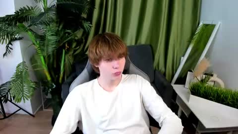 Snapshot of andyjey_ chatting on June 28, 7:53 pm Mandy and Andy online show from June 28, 7:53 pm