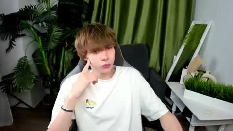 Snapshot of andyjey_ chatting on July 1, 7:02 pm Mandy and Andy online show from July 1, 7:02 pm