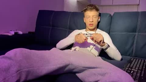 Snapshot of andytwinkkk chatting on November 17, 1:50 pm AndyTwinkkk online show from November 17, 1:50 pm