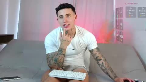 Snapshot of angel_boy01 chatting on June 27, 5:40 pm angel_boy01 online show from June 27, 5:40 pm