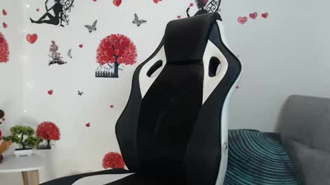 Snapshot of angel_curl chatting on February 13, 2:01 am Angel Curl online show from February 13, 2:01 am