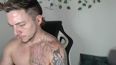 Snapshot of angel_curl chatting on November 27, 9:28 pm Angel Curl online show from November 27, 9:28 pm