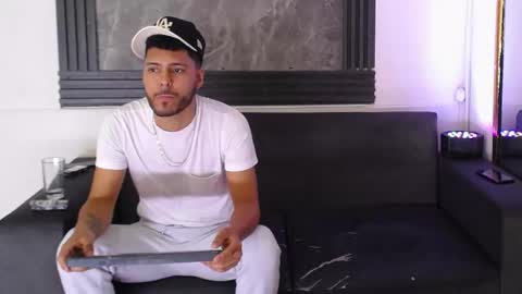 Snapshot of angel_villareal_ chatting on February 14, 5:15 am angel_villareal_ online show from February 14, 5:15 am