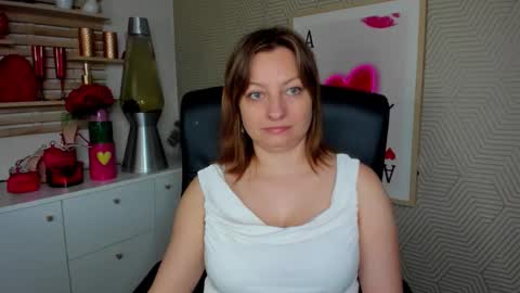 Snapshot of angela_samt chatting on April 24, 5:32 am Angela online show from April 24, 5:32 am