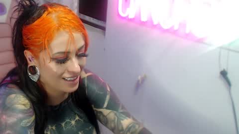 Snapshot of angelacianuro_2 chatting on December 25, 9:13 am Angela Cianuro online show from December 25, 9:13 am