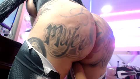 Snapshot of angelacianuro_2 chatting on December 30, 3:36 am Angela Cianuro online show from December 30, 3:36 am