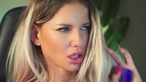 Snapshot of angeleyesblue25 chatting on December 29, 10:25 pm annita online show from December 29, 10:25 pm