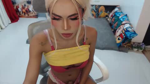 Snapshot of angelic_face_808 chatting on November 13, 12:20 am DIVINE ANGEL online show from November 13, 12:20 am