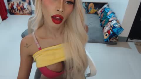 Snapshot of angelic_face_808 chatting on November 26, 1:39 am DIVINE ANGEL online show from November 26, 1:39 am