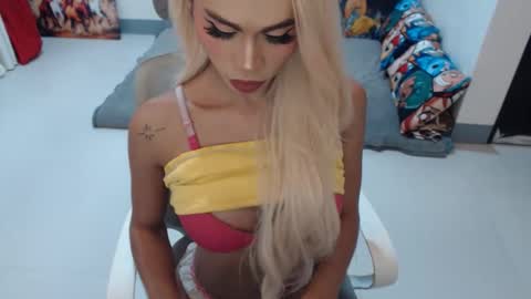 Snapshot of angelic_face_808 chatting on December 4, 1:15 am DIVINE ANGEL online show from December 4, 1:15 am