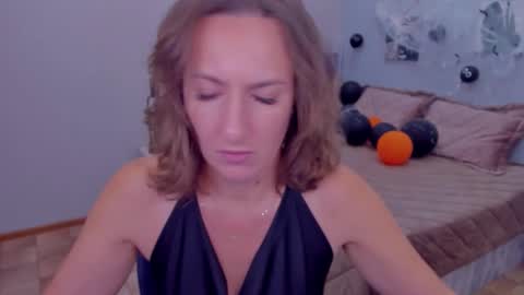 Snapshot of angelicacream chatting on November 5, 9:42 am AngelicaCream online show from November 5, 9:42 am