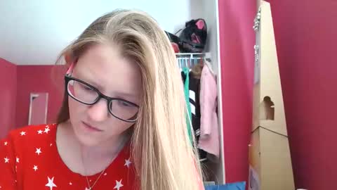 Snapshot of angelicangel3 chatting on December 4, 10:40 pm AngelicAngel online show from December 4, 10:40 pm