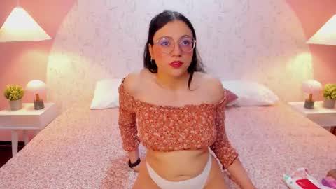 Snapshot of angelie_rosebrm chatting on February 28, 12:44 am Angelica online show from February 28, 12:44 am