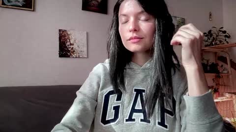 Snapshot of angelika_rouge chatting on October 17, 6:49 am Angelika Rouge online show from October 17, 6:49 am