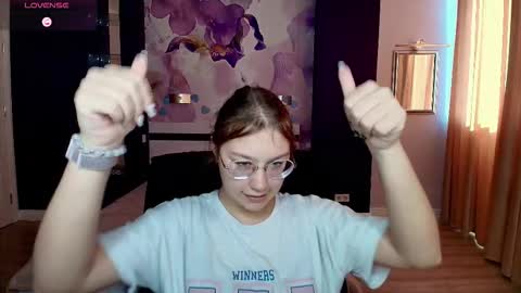 Snapshot of angelinalow chatting on October 21, 11:33 am AngelinaLow online show from October 21, 11:33 am