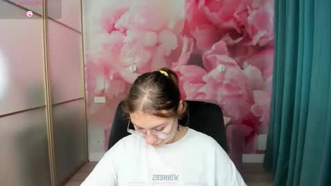 Snapshot of angelinalow chatting on October 27, 12:31 pm AngelinaLow online show from October 27, 12:31 pm