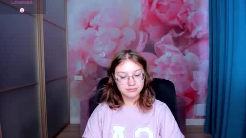 Snapshot of angelinalow chatting on November 3, 12:28 pm AngelinaLow online show from November 3, 12:28 pm