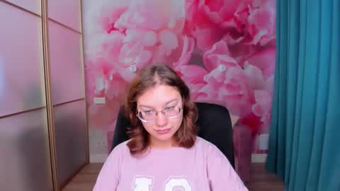 Snapshot of angelinalow chatting on November 6, 12:28 pm AngelinaLow online show from November 6, 12:28 pm