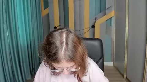 Snapshot of angelinalow chatting on November 8, 6:46 am AngelinaLow online show from November 8, 6:46 am