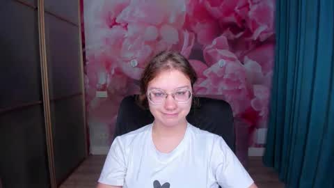 Snapshot of angelinalow chatting on November 9, 6:33 am AngelinaLow online show from November 9, 6:33 am