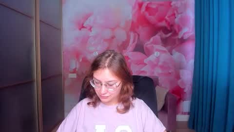 Snapshot of angelinalow chatting on November 18, 12:31 pm AngelinaLow online show from November 18, 12:31 pm