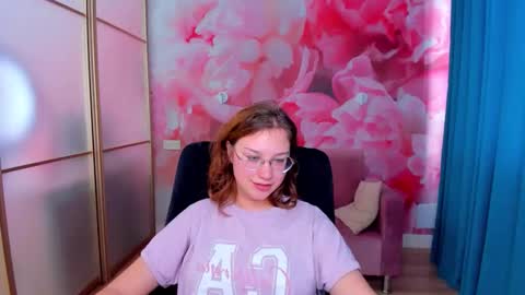 Snapshot of angelinalow chatting on November 21, 12:59 pm AngelinaLow online show from November 21, 12:59 pm