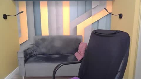 Snapshot of angelinalow chatting on November 23, 6:24 am AngelinaLow online show from November 23, 6:24 am