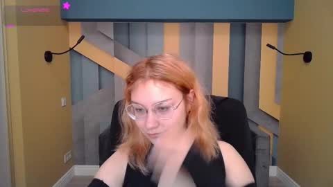 Snapshot of angelinalow chatting on December 1, 12:21 pm AngelinaLow online show from December 1, 12:21 pm