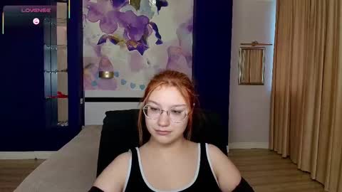 Snapshot of angelinalow chatting on December 5, 12:25 pm AngelinaLow online show from December 5, 12:25 pm