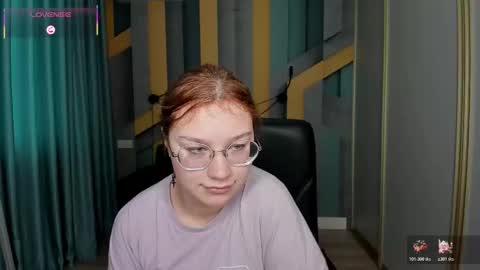 Snapshot of angelinalow chatting on December 18, 12:22 pm AngelinaLow online show from December 18, 12:22 pm