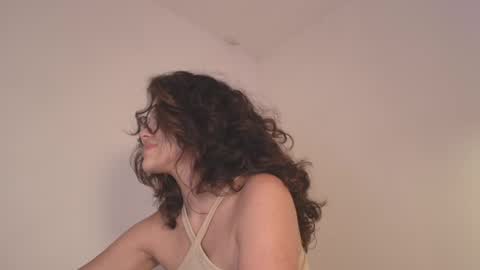 Snapshot of angelinarosss_ chatting on April 28, 11:32 pm online show from April 28, 11:32 pm