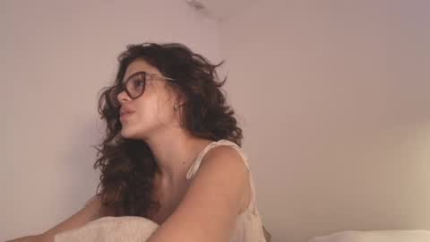 Snapshot of angelinarosss_ chatting on May 19, 1:56 am online show from May 19, 1:56 am