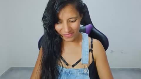 Snapshot of angelitaa_hot chatting on July 14, 12:13 am angela online show from July 14, 12:13 am