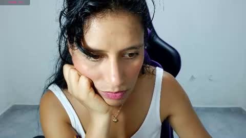 Snapshot of angelitaa_hot chatting on July 17, 10:58 pm angela online show from July 17, 10:58 pm