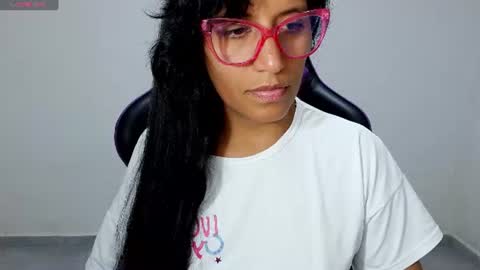 Snapshot of angelitaa_hot chatting on July 19, 12:25 am angela online show from July 19, 12:25 am