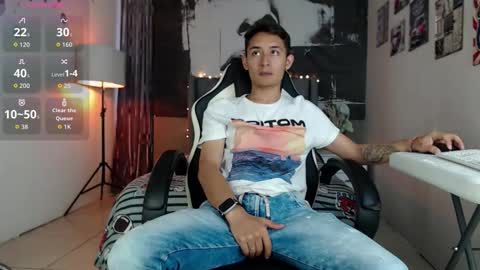 Snapshot of angell01_ chatting on November 21, 8:18 pm Angel online show from November 21, 8:18 pm