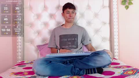 Snapshot of angell01_ chatting on December 17, 8:04 pm Angel online show from December 17, 8:04 pm