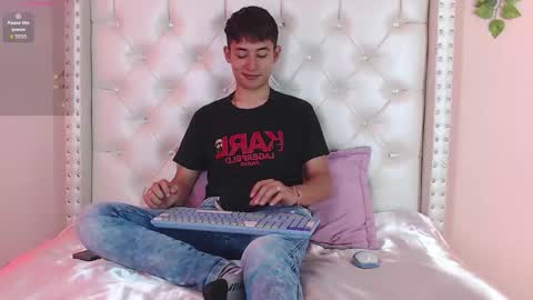 Snapshot of angell01_ chatting on December 19, 7:43 pm Angel online show from December 19, 7:43 pm