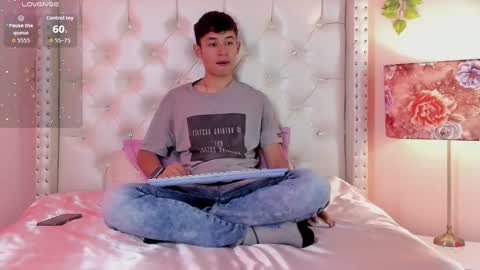 Snapshot of angell01_ chatting on December 22, 8:17 pm Angel online show from December 22, 8:17 pm