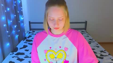 Snapshot of angellisss chatting on November 19, 6:02 am Cutie online show from November 19, 6:02 am