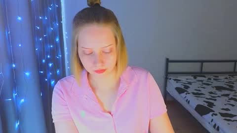 Snapshot of angellisss chatting on November 29, 5:43 am Cutie online show from November 29, 5:43 am