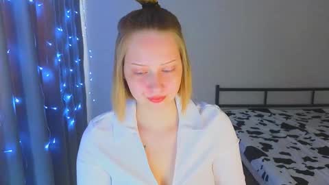 Snapshot of angellisss chatting on December 1, 3:22 am Cutie online show from December 1, 3:22 am