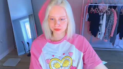 Snapshot of angellisss chatting on July 14, 8:41 am Cutie online show from July 14, 8:41 am