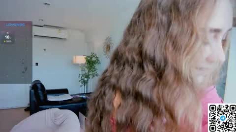 Snapshot of angelpaull chatting on December 4, 3:49 am Angel online show from December 4, 3:49 am