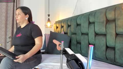 Snapshot of angelswets chatting on October 4, 2:26 pm ANGIE online show from October 4, 2:26 pm