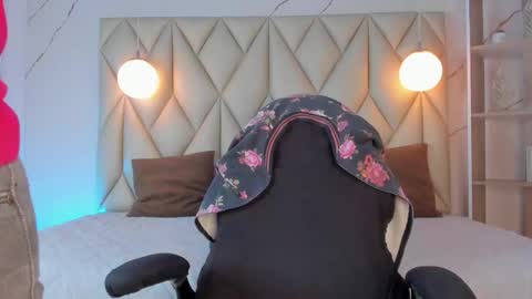 Snapshot of angelswets chatting on December 1, 1:27 pm ANGIE online show from December 1, 1:27 pm